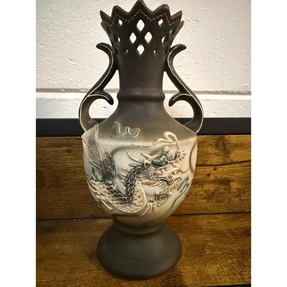 Vintage Moriage Dragon Vase Japanese Hand Painted Craftsman China Japan 354 chip